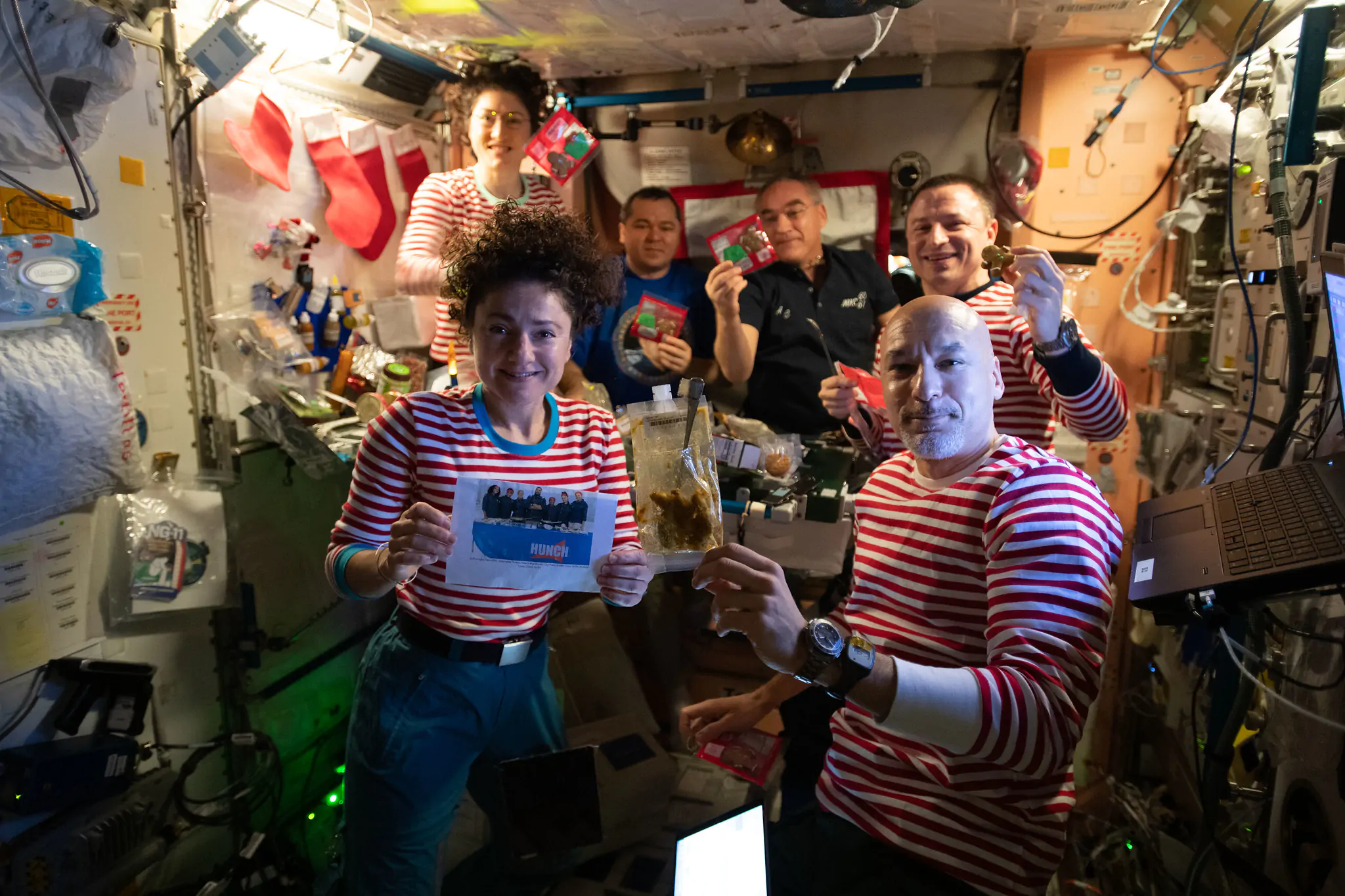 L'Expédition 61 célébrant Noël 2019 à l'intérieur du module Unity (dans le sens horaire : Jessica Meir, Christina Koch, Oleg Skripotchka, Alexandre Skvortsov, Drew Morgan et Luca Parmitano) © ESA via Flickr