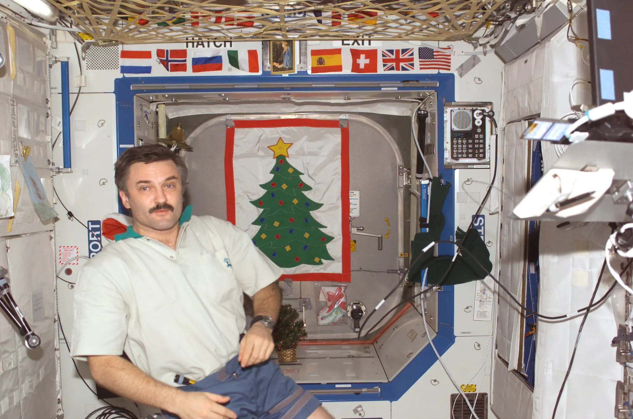 Alexandre Kaleri de l'Expédition 8 patientant pour une télécommunication dans le laboratoire Destiny en 2003 © NASA