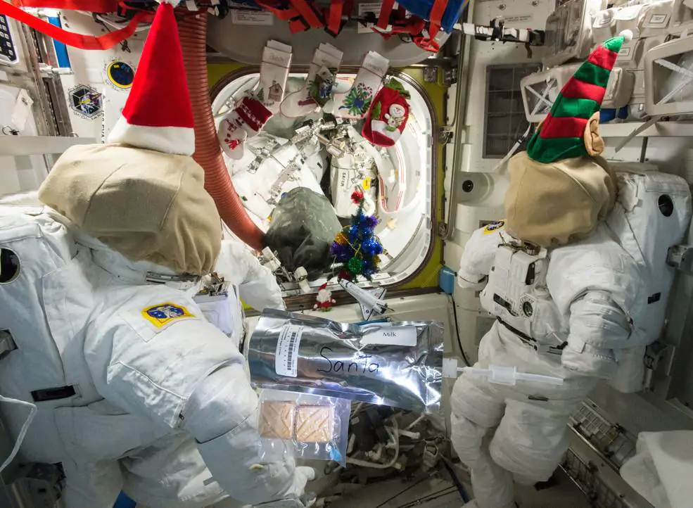L'Expédition 42 en 2013 a laissé du lait et des cookies pour le Père Noël, tout en accrochant leurs chaussettes au sas de connexion © NASA