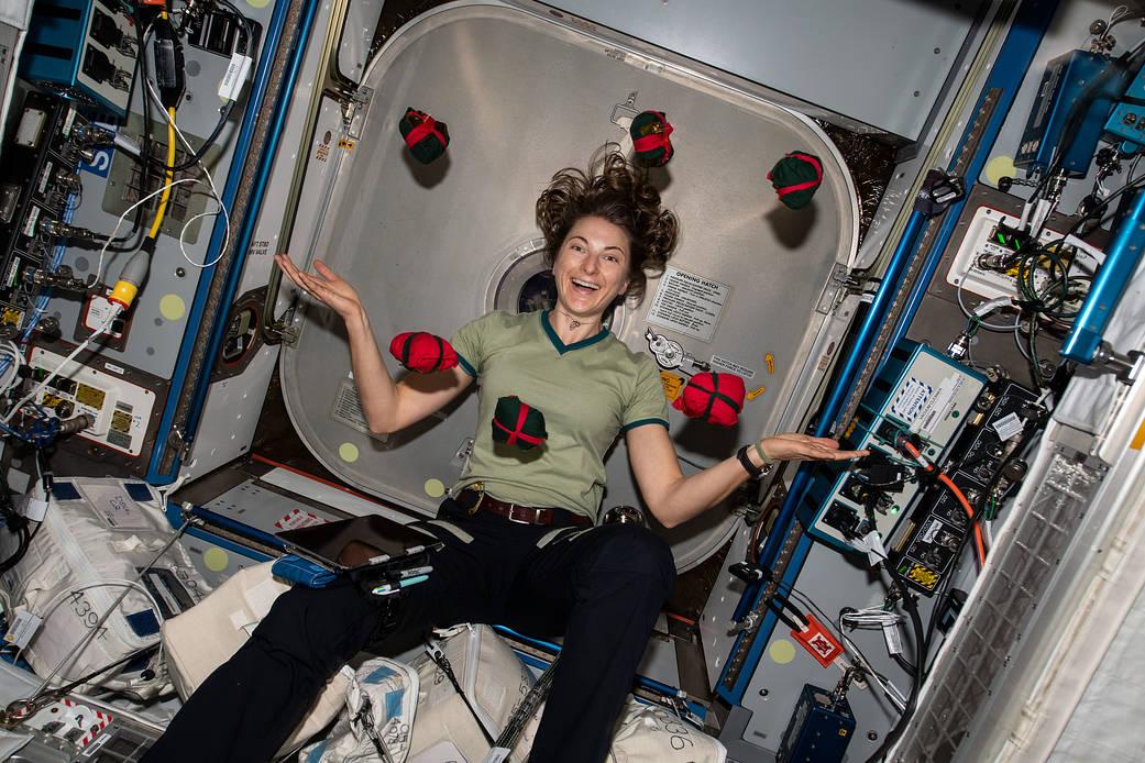 Kayla Barron de l'Expédition 66 faisant flotter les cadeaux qu'elle a emballés pour ses six collègues, en 2021 © NASA