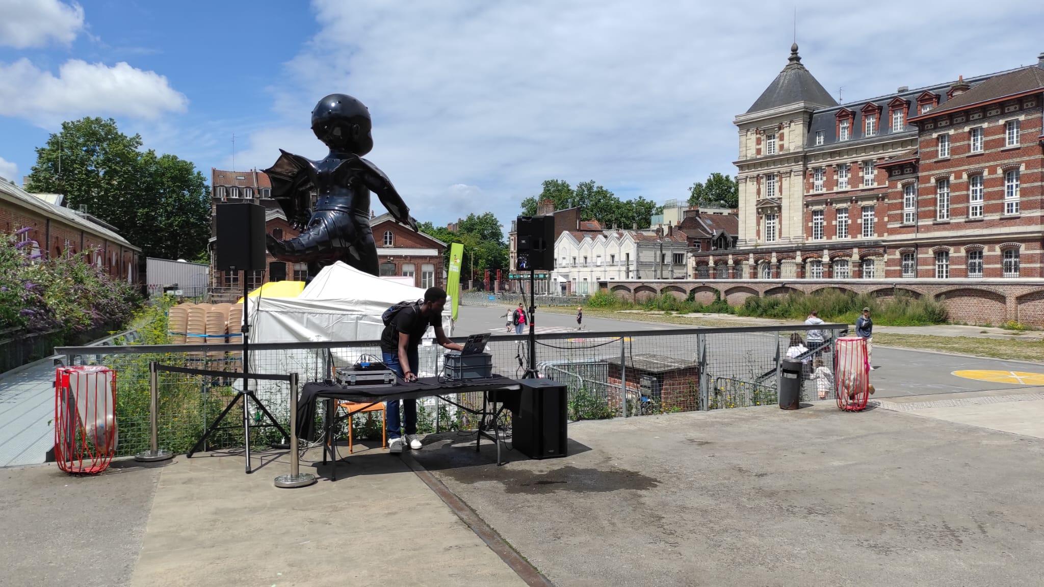 Vue de l'esplanade de Saint-Sauveur, en direction de l'entrée © Crédits personnels