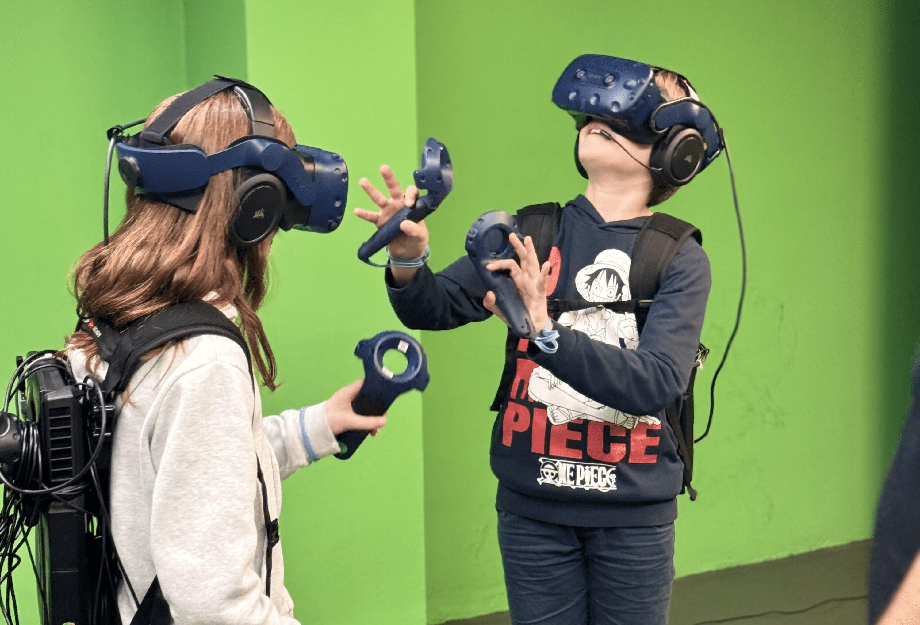 Deux enfants se prêtant à la réalité virtuelle © C. Nzeussi