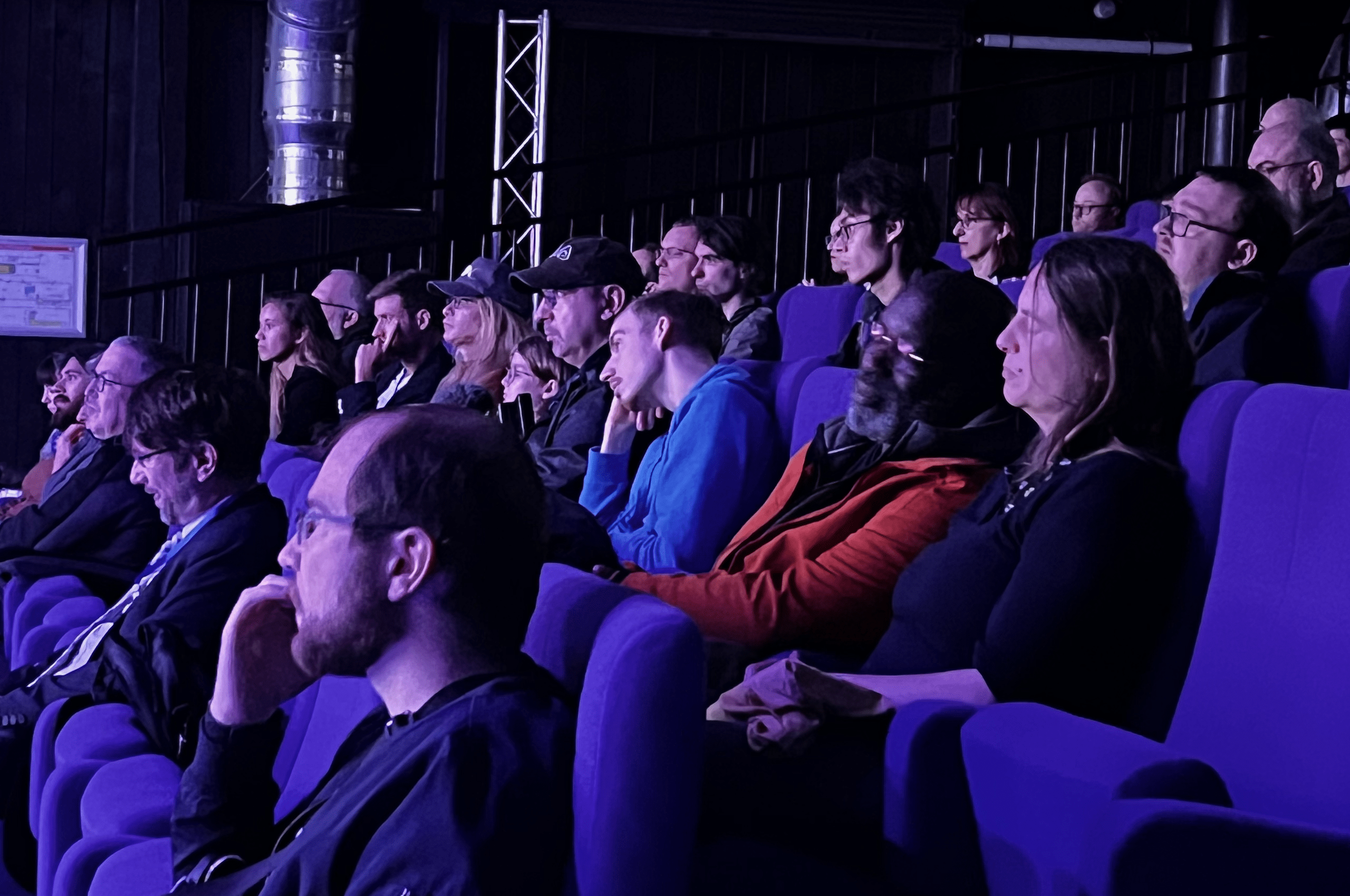 Un public à l'écoute dans les rangs du cinéma © L. Prieels