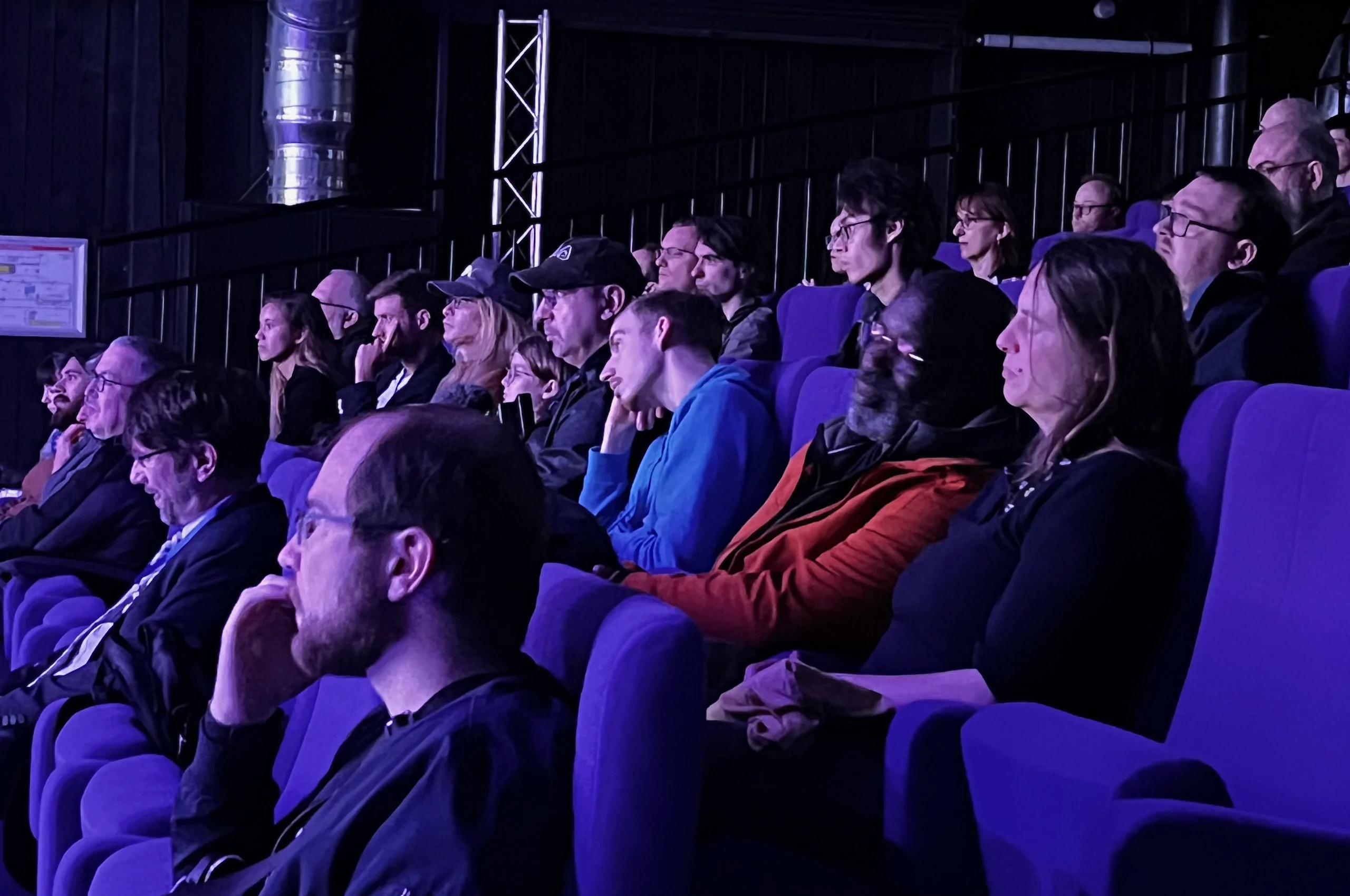 Un public à l'écoute dans les rangs du cinéma © L. Prieels