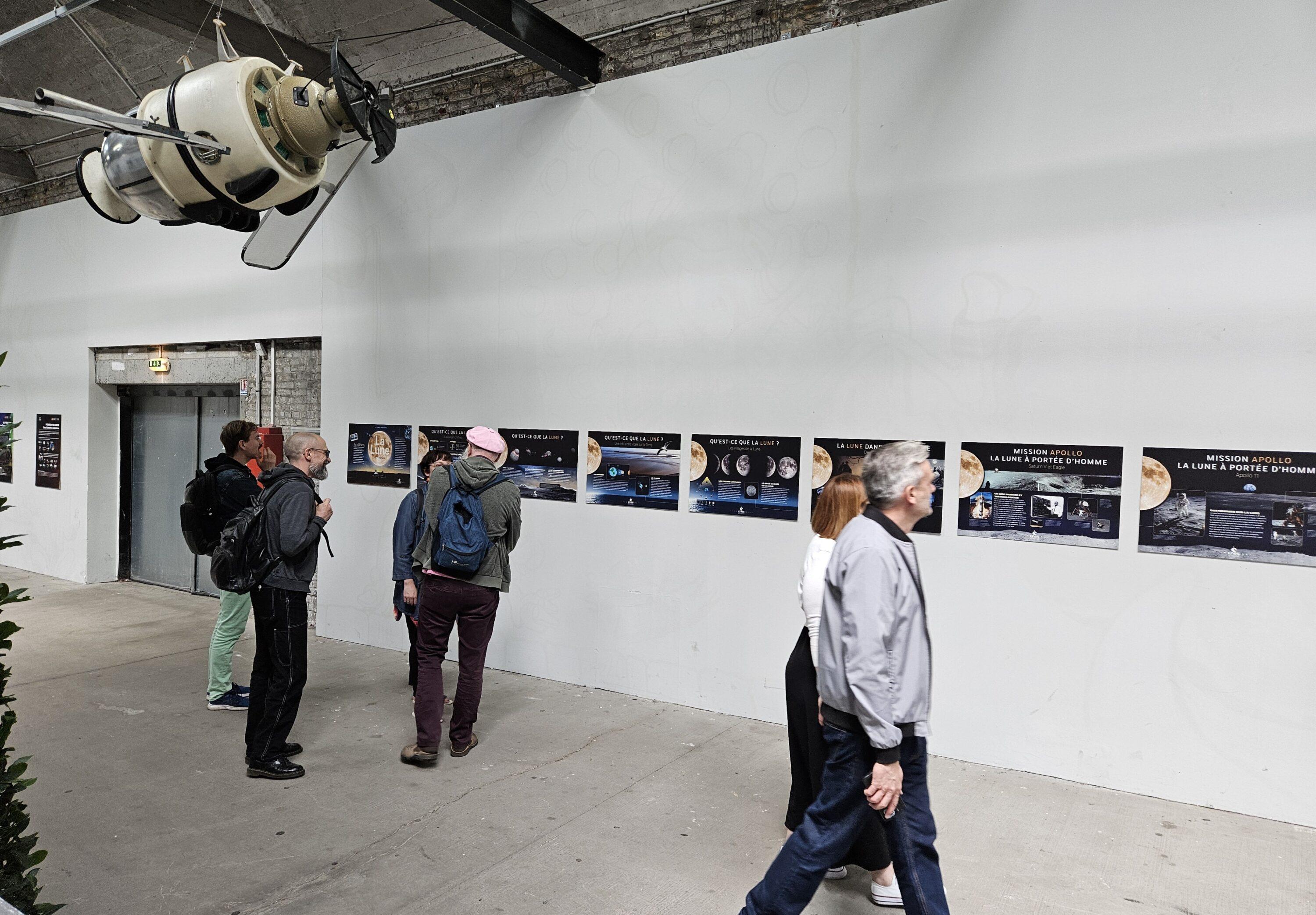 Passé l'entrée, le couloir laisse à examiner des panneaux explicatifs (en l'occurrence, sur la Lune) © A. Vandemoortele